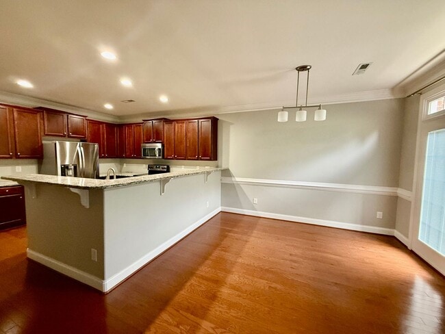 Building Photo - Two bedroom, 2.5 bath condo townhome in Bu...