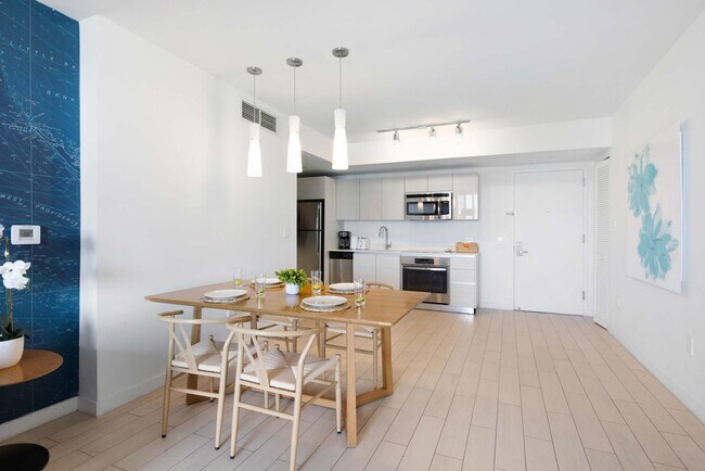 Building Photo - 2602 E Hallandale Beach Blvd