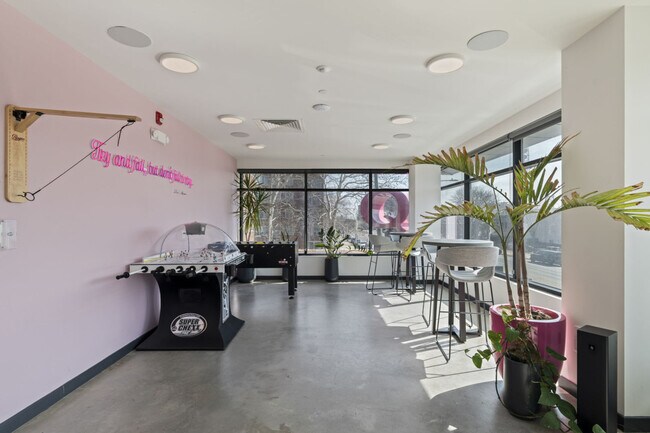 Building Photo - 501 N Perth St