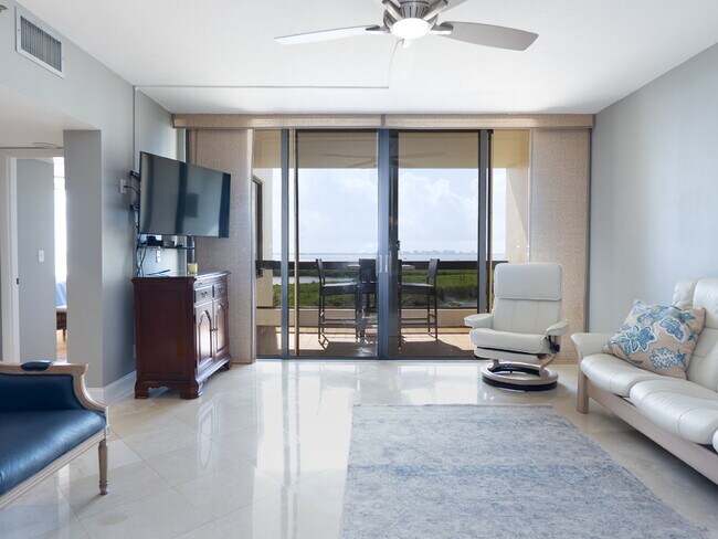 Building Photo - One of Longboat Key’s premier waterfront c...