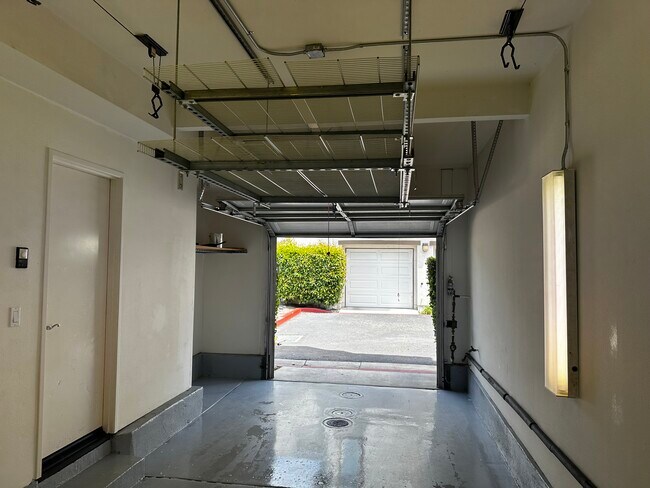 Building Photo - 310 Sunset Way