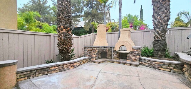Building Photo - Solar/Pool/Spa/Water fall BBQ outdoor Pizz...