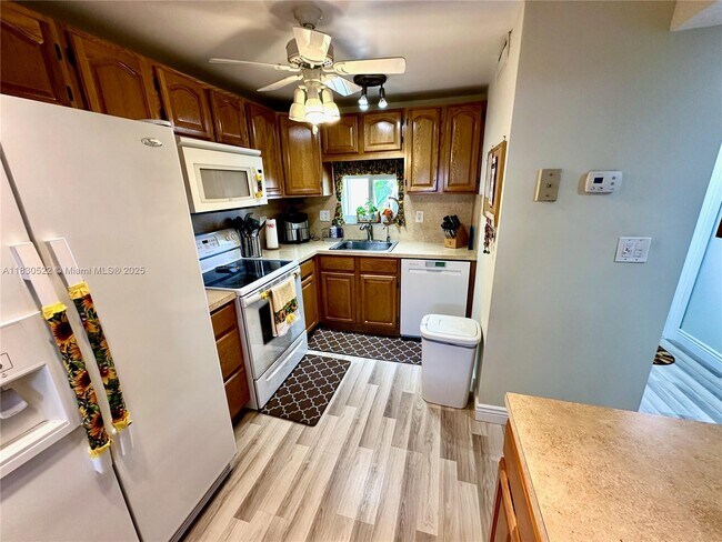 Building Photo - 9420 S Hollybrook Lake Dr