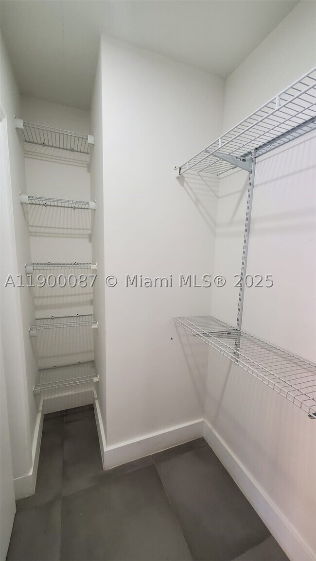 Building Photo - 510 NE 66th St