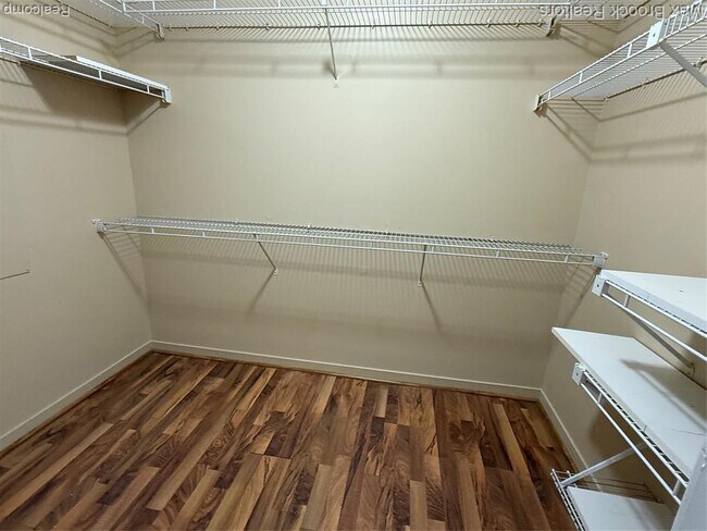 Building Photo - 6670 Maple Lakes Dr