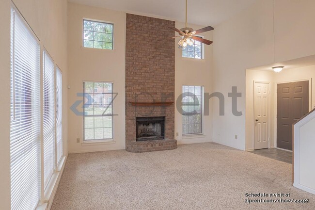Building Photo - 1929 Pinecrest Dr