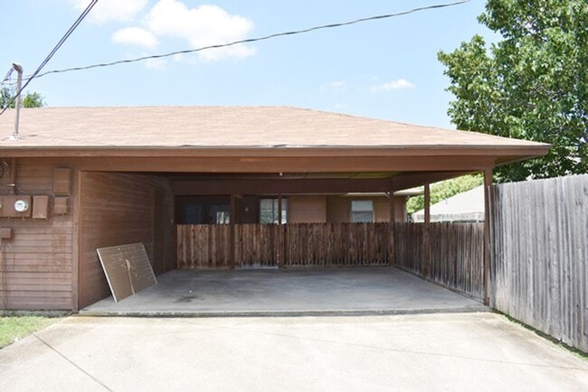 Building Photo - 309-311 Dogwood Dr