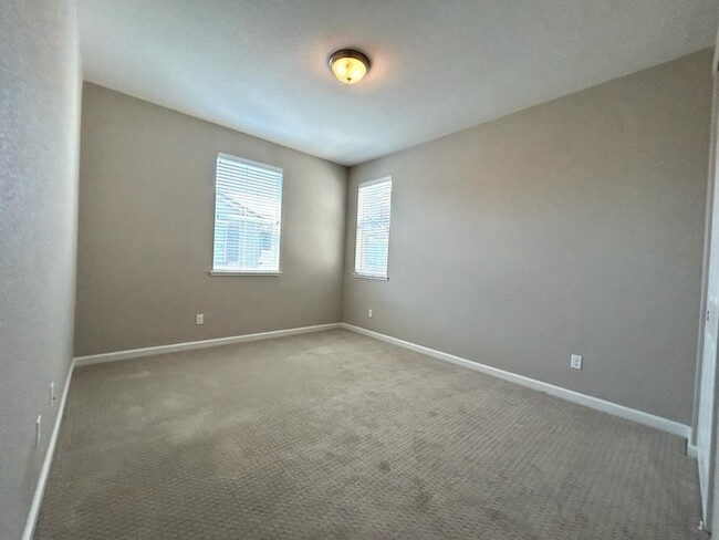 Building Photo - Beautiful 3 Bedroom 2.5 Bathroom in Gated ...