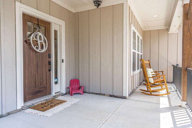 Building Photo - 156 Lakeview Dr