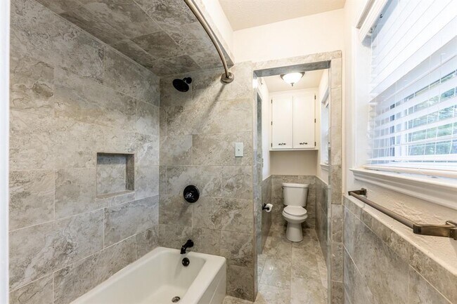 Building Photo - 1006 Amesbury Ct