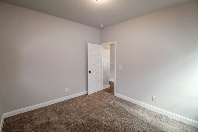 Building Photo - 412 Coles Way