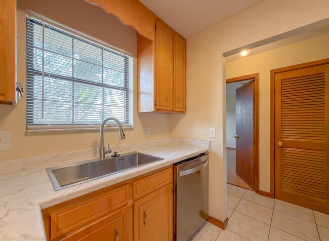 Building Photo - 1104 Greentree Ct