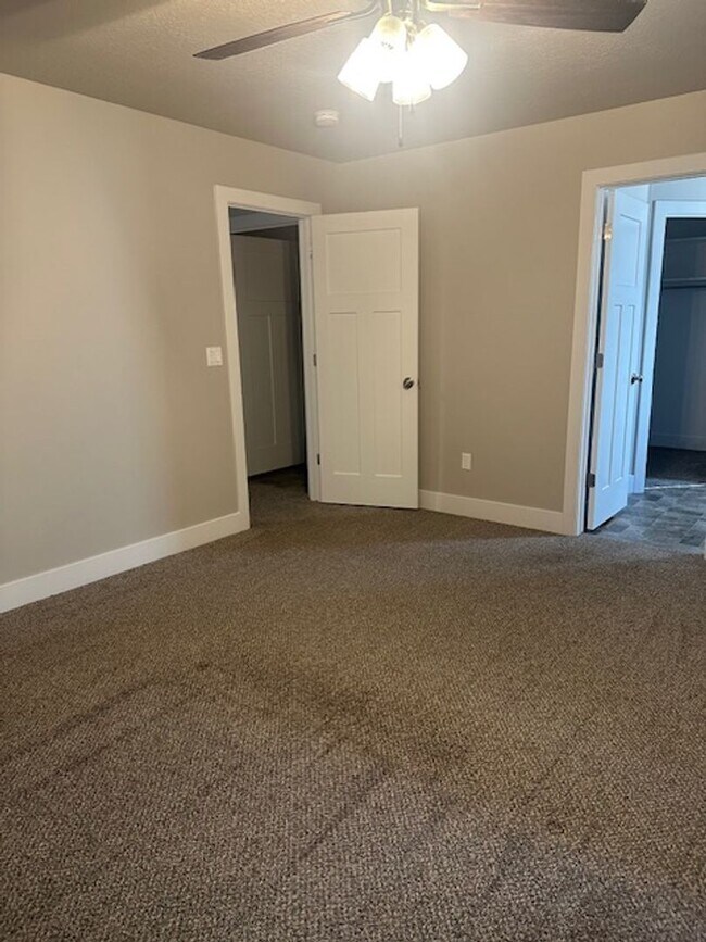 Building Photo - Amazing 3 bed, 2.5 bath with 2 car garage townhome!