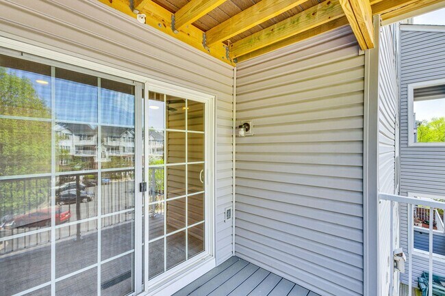 Building Photo - Stylish Condo Near Van Dorn Metro with Dual En Suites