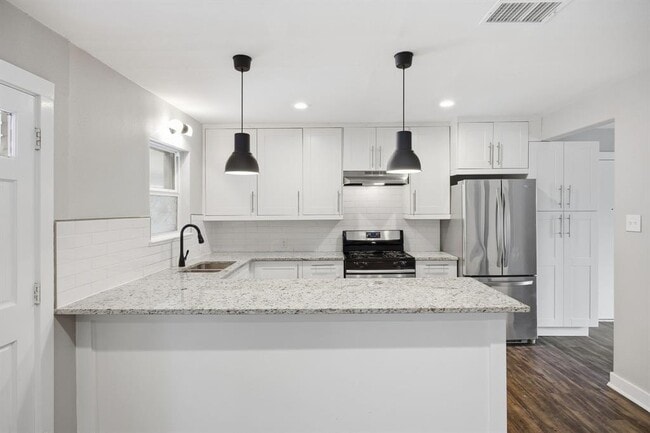 Building Photo - 6901 Bryn Mawr Dr