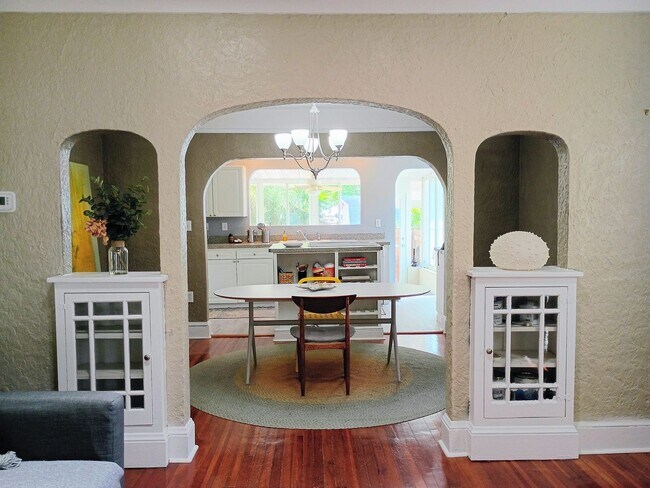 Building Photo - Charming Mediterranean Bungalow in the Heart of Historic DeLand
