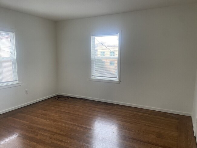 Building Photo - Charming Vintage 2 Bedroom 1 Bathroom Home