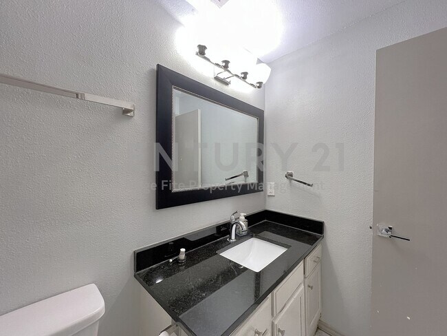 Building Photo - Ground-Level 1/1 Open Condo in Dallas!
