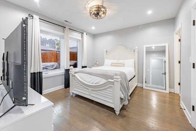 Building Photo - 4634 S Langley Ave