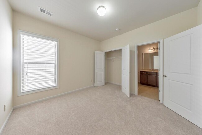 Building Photo - 4990 Brierstone Dr