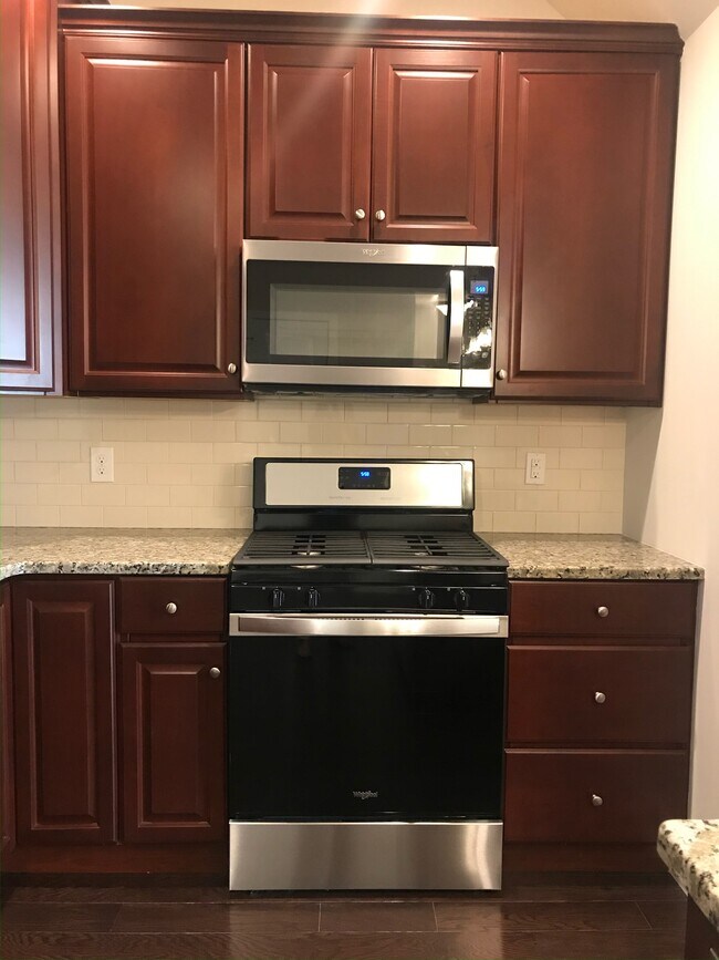 Building Photo - 703 Lakeview Ct