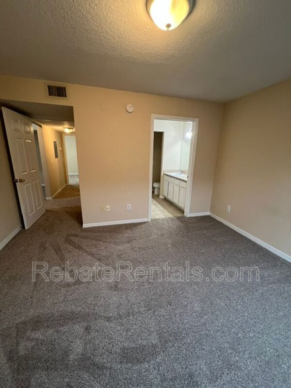 Building Photo - 13700 Richmond Park Dr N
