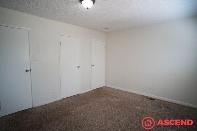 Building Photo - Central Bakersfield Condo!