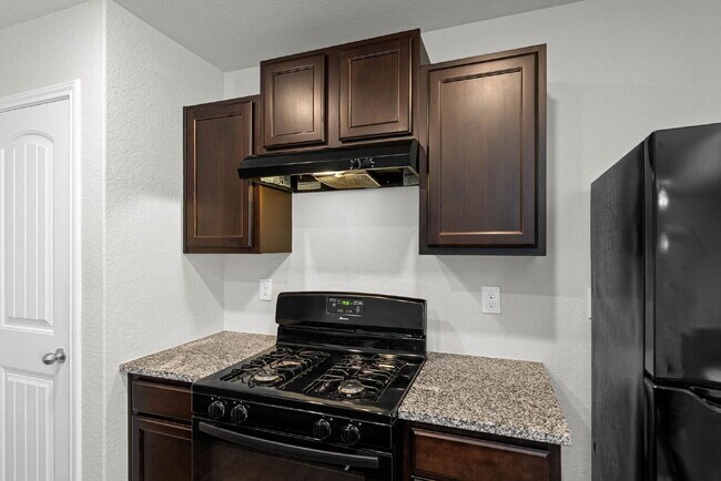 Building Photo - SOLAR Powered Home for Utility Savings! 1 MONTH FREE RENT WITH 18 - 24 MONTH LEASE!!! AVAILABLE T...