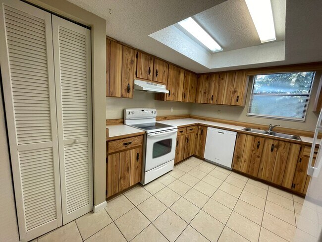 Building Photo - Townhome in Ormond Beach