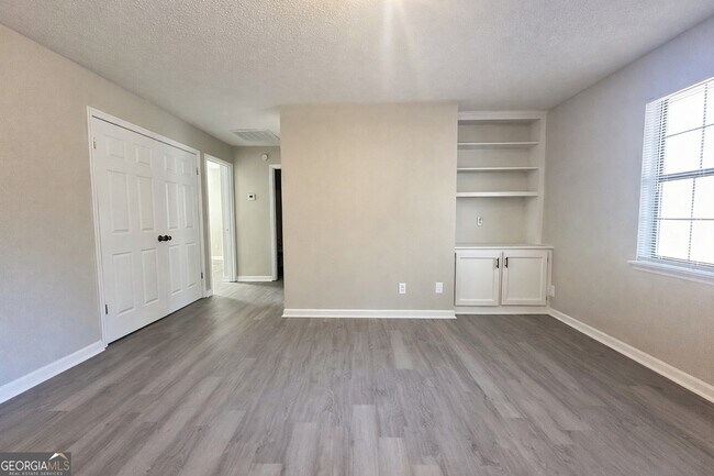 Building Photo - 271 E Wright St