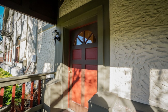 Building Photo - 10 Carriage House Ln