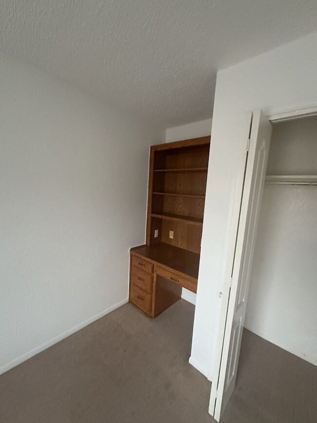 Building Photo - AVAILABLE NOW!!