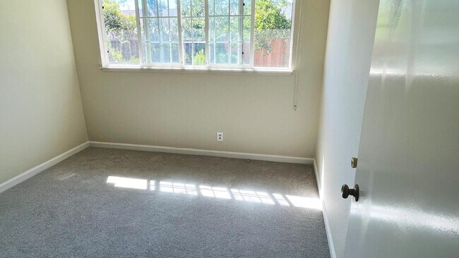 Building Photo - 10460 Davison Ave