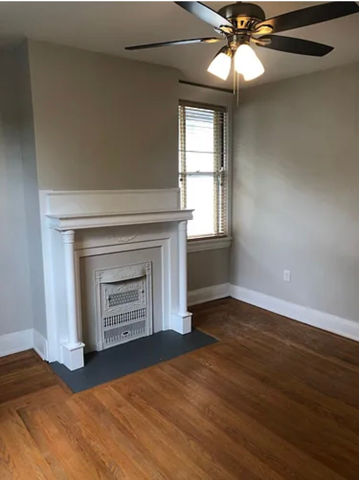 Family room - 2885 Erie Ave