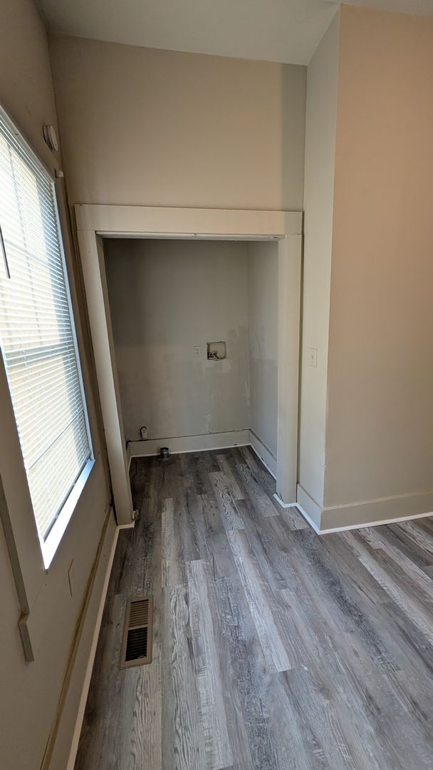 Building Photo - 3BR/1BA -- Deck, Separate Dining Room, In-Unit Laundry