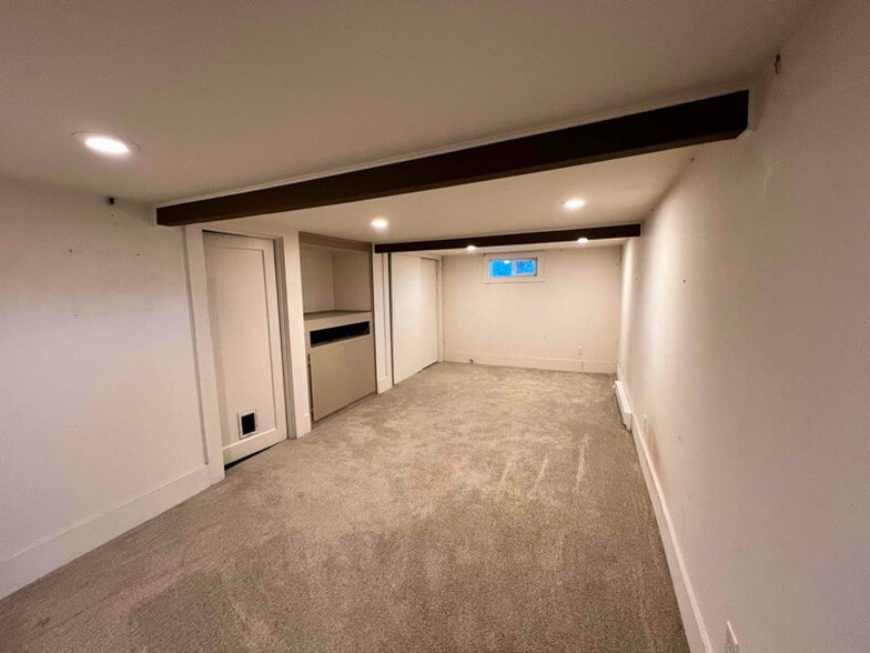 Building Photo - 400 W 17th St