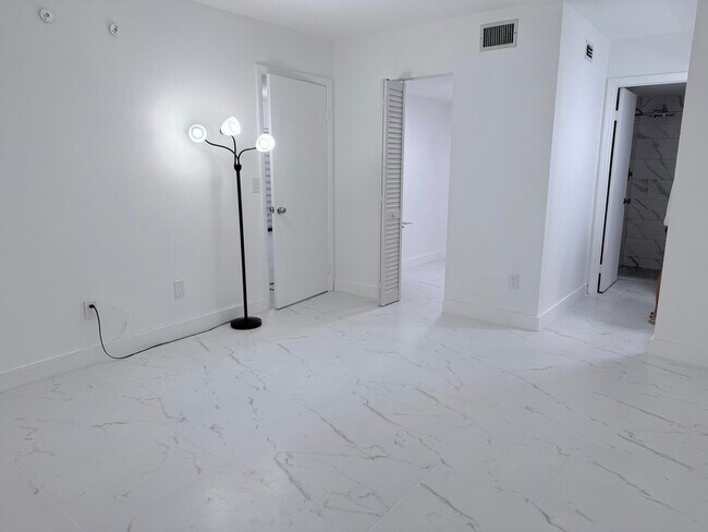 Building Photo - 300 E Club Cir