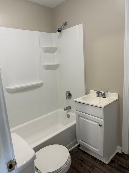 Shower/tub/sink - 255 16th Street Pl SE