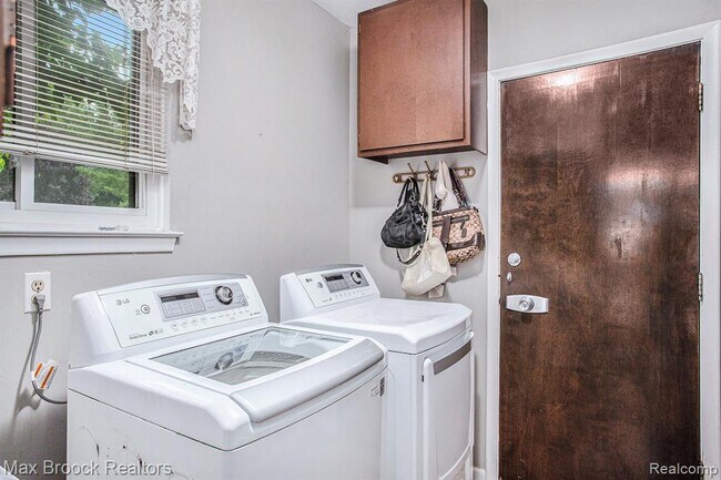 Building Photo - 5622 Powder Horn Dr