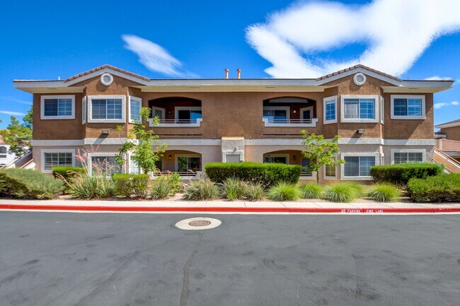 Building Photo - Beautiful 2BR / 2BA Renovated / Modern Con...