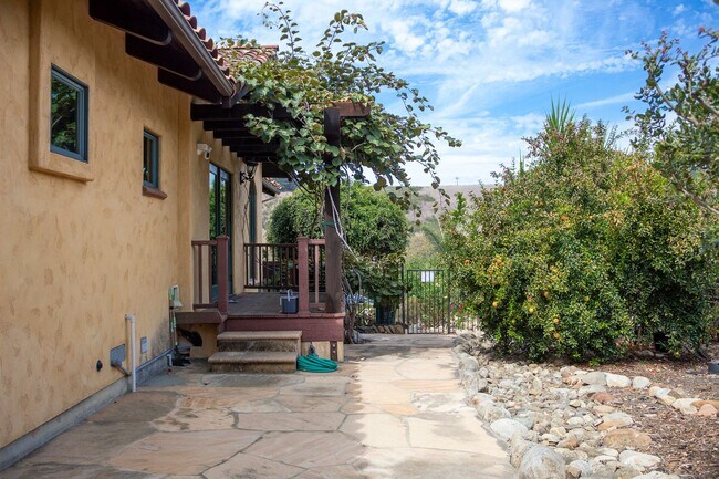 Building Photo - 534 Vereda del Ciervo