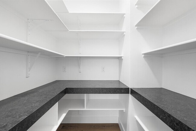 Building Photo - Brand New Luxury Duplex-Top of the line finishes & walking distance to The Village.