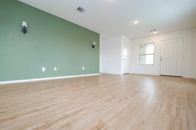 Building Photo - 2909 Mallorca Dr
