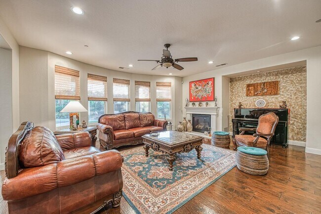 Building Photo - Spacious Home on Oversized Lot with Pool and Solar!