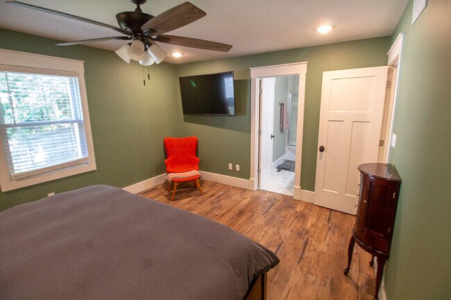 Building Photo - 3104 Oak Lawn Dr