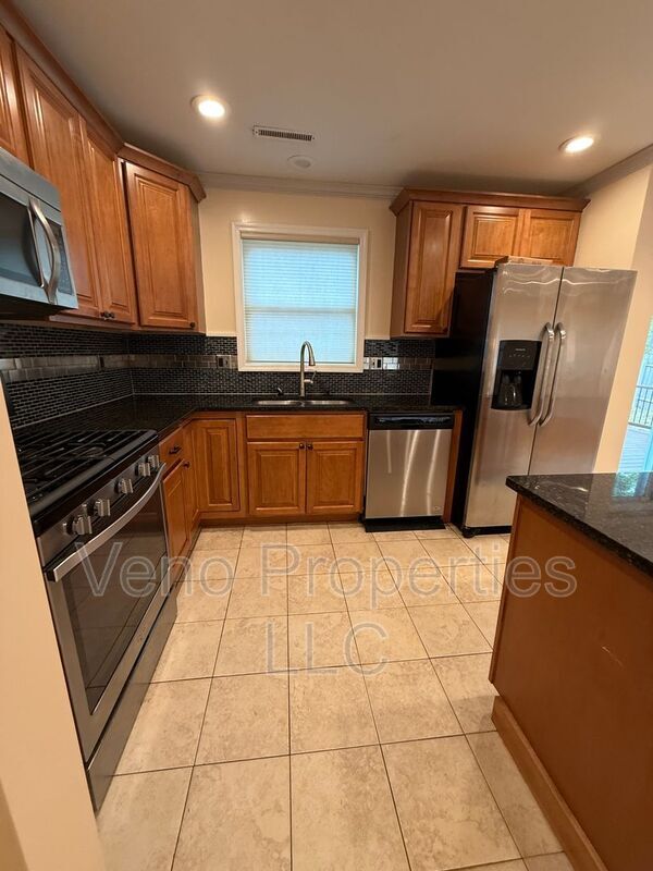Building Photo - 330 Louden Rd