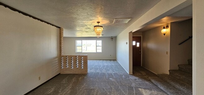 Building Photo - 1575 S Roosevelt Rd 6