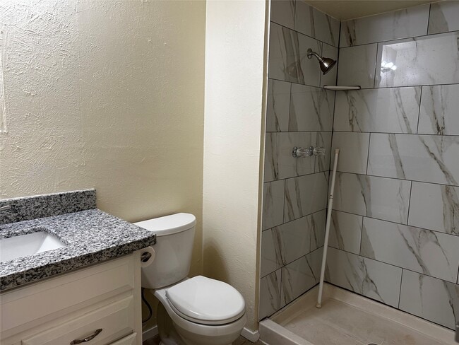 Building Photo - 5915 Trailview Dr