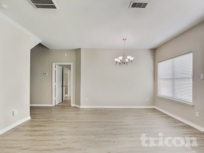 Building Photo - 8026 N Tarrytown Crossing Dr