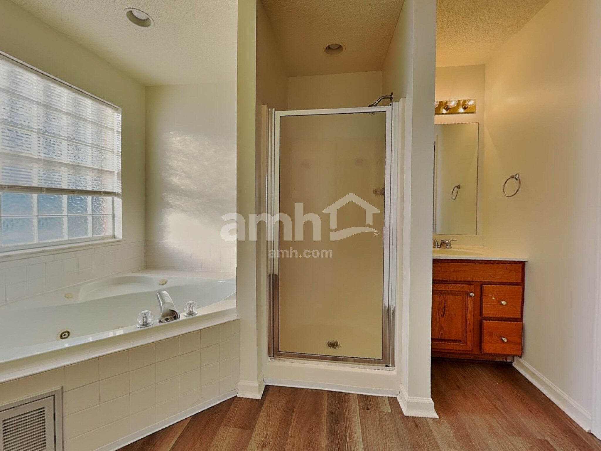 Building Photo - 7525 Saddlebrooke Dr